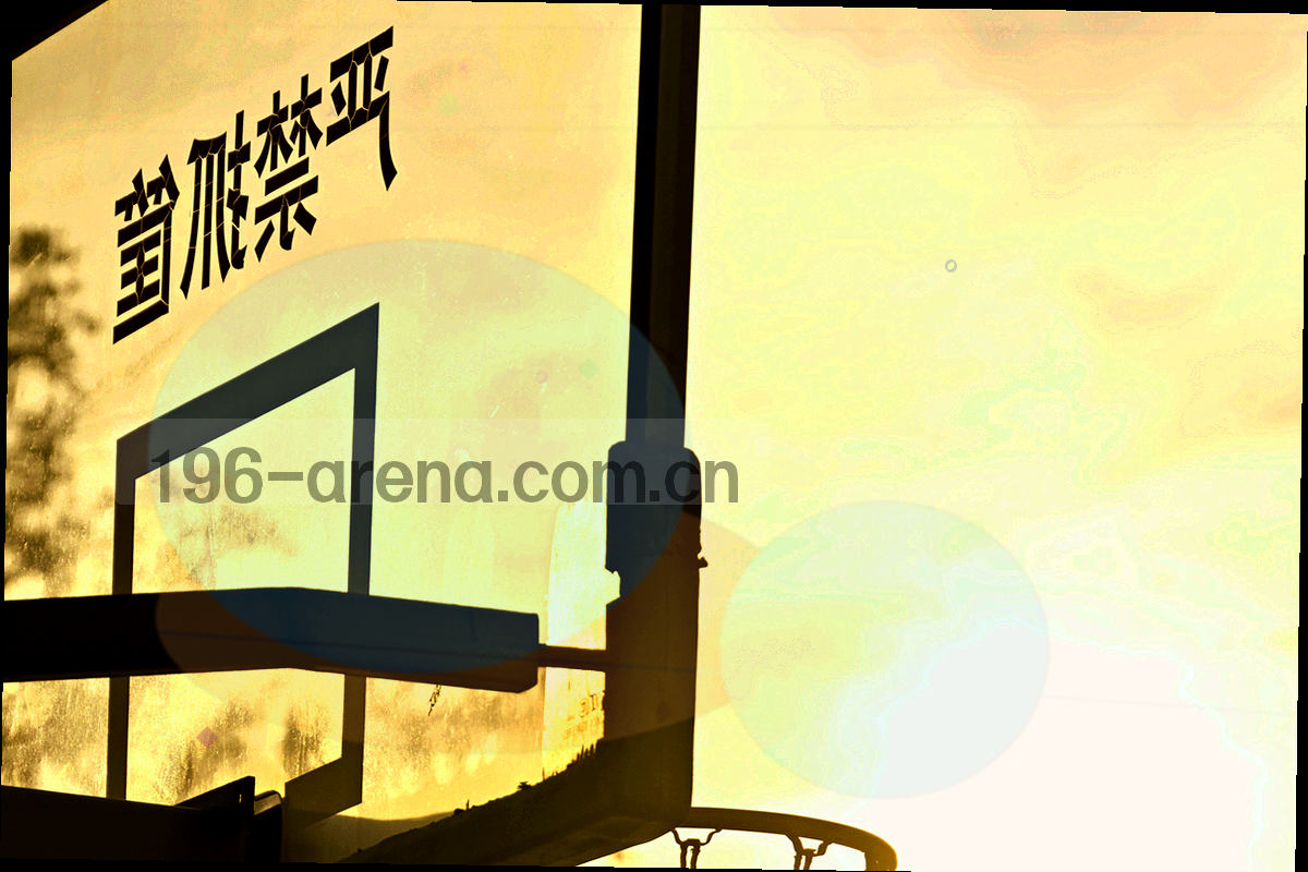 夜间赛场灯光下的跑道与看台局部特写，画面沿对角线延展